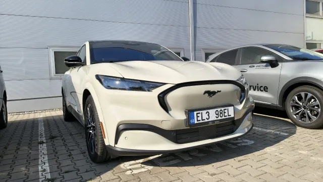 Ford Mustang Mach-E při převzetí před prodejnou