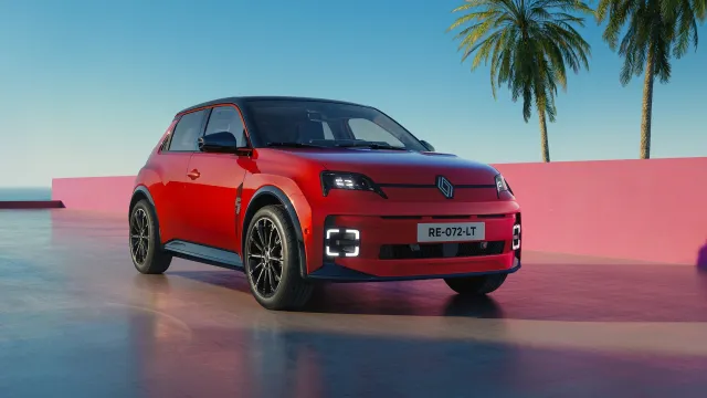 Renault 5 E-Tech electric v barvě Flame Red | zdroj: media.renault.com