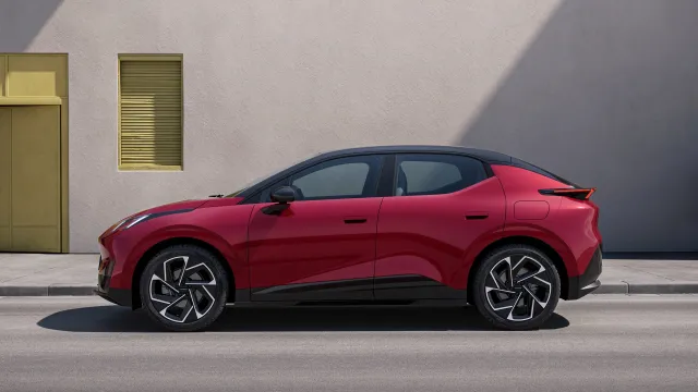 Lynk & Co 02 - elektricke crossover kupe (exterier, zadni pohled) | zdroj: press.lynkco.com