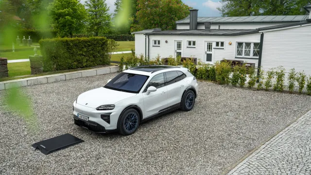 Porsche Cayenne Electric s podložkou pro bezdrátové nabíjení | zdroj: newsroom.porsche.com