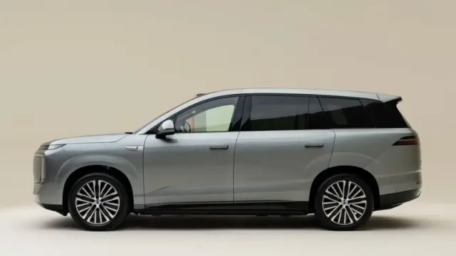 Čistě elektrické SUV Denza N8L z bočního pohledu | foto: Denza
