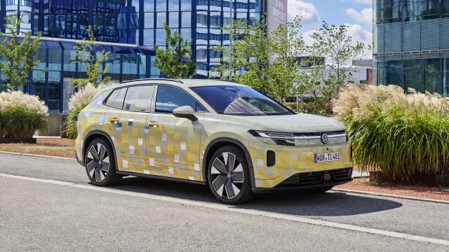 Maskovaný prototyp elektrického Volkswagenu ID. Tiguan při testování | zdroj: volkswagen-newsroom.com