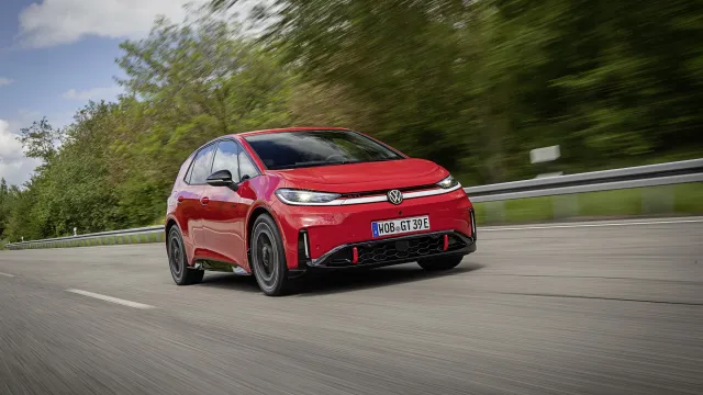 Volkswagen ID.3 GTI při jízdě v červené Tornadorot, přední tříčtvrtinový pohled | zdroj: volkswagen-newsroom.com