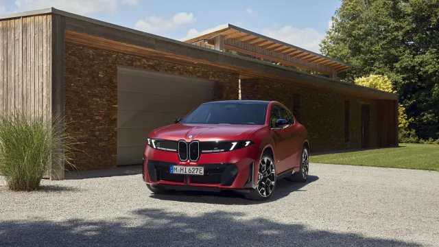 Nové BMW iX4 M60 xDrive — přední třičtvrtě | foto: BMW Group