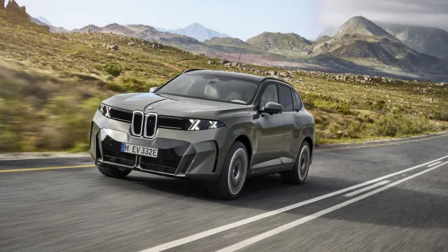 Elektrické BMW iX5 v jízdě po horské silnici | zdroj: press.bmwgroup.com