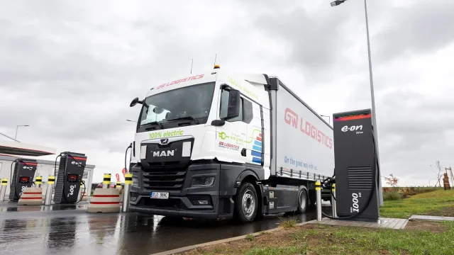 Tahač MAN eTGX dopravce GW Logistics u megawattové nabíječky E.ON Drive v Mořicích