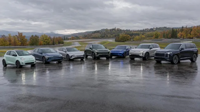 Elektrické modely v testovacím areálu před finále ankety Auto roku